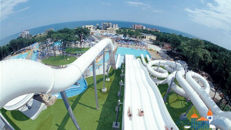 Аквапарк Акваполис в Златни Пясъци